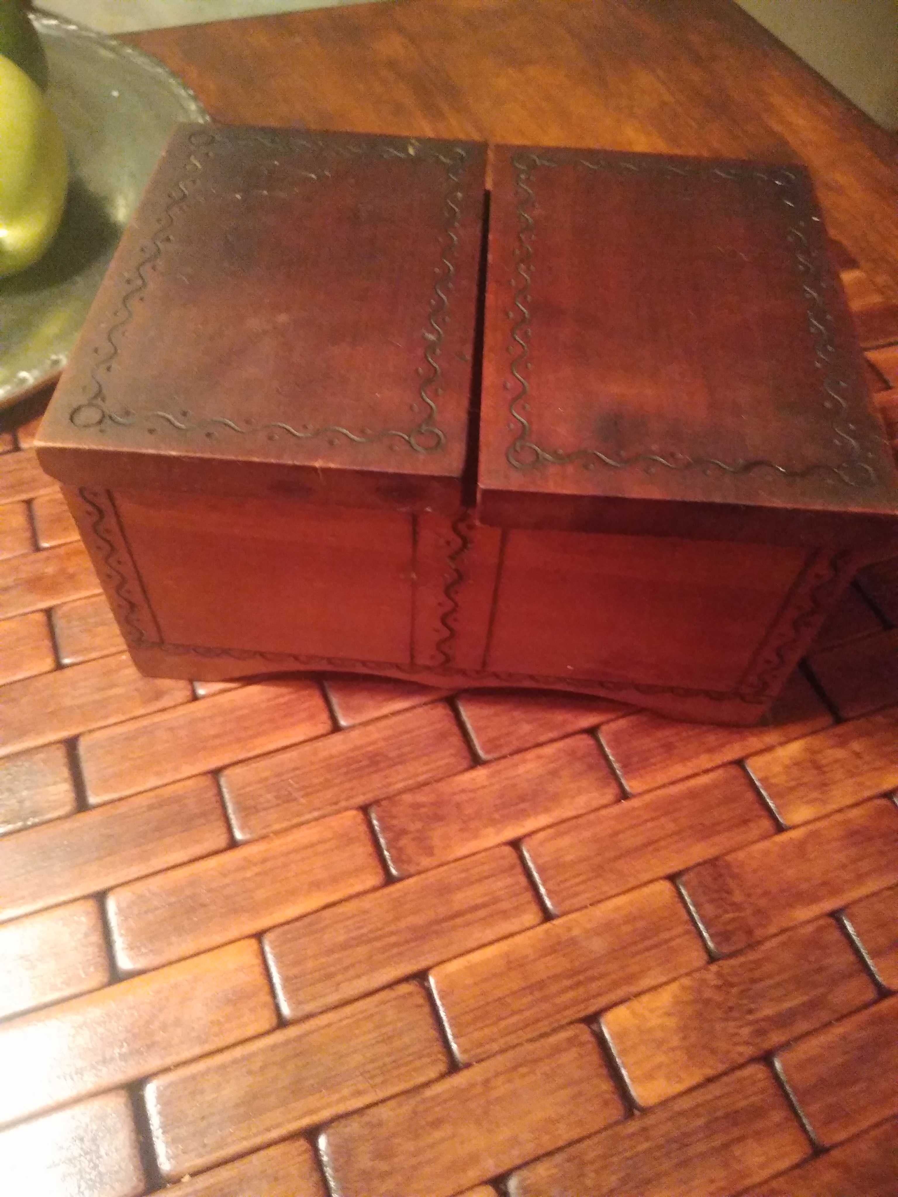 Mała drewniana szkatułka stary wyrób cepelii