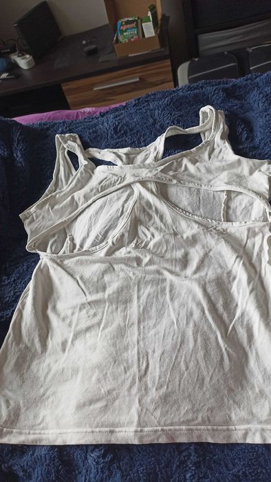 fantazyjnie wycięty tank top