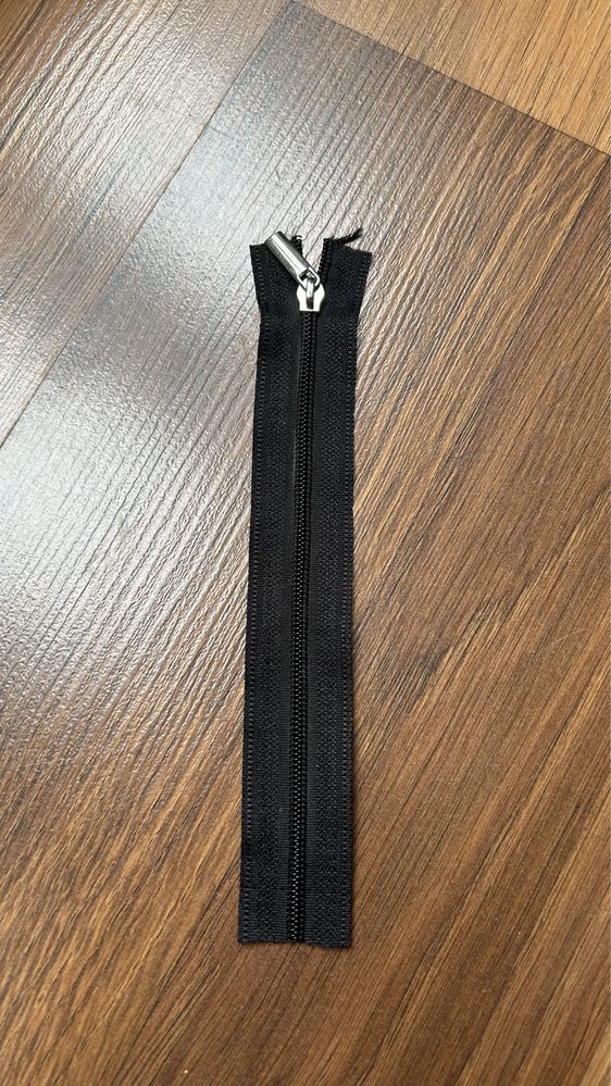 Suwak zamek 17 cm czarny ze srebrnym