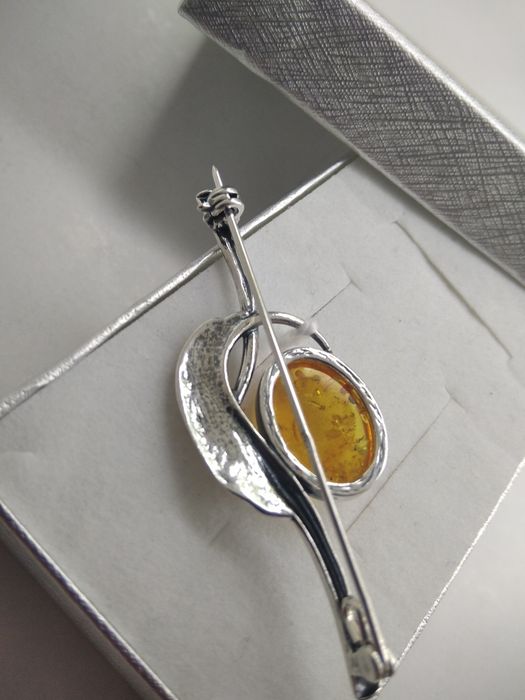 Srebrna elegancka broszka z bursztynem srebro 925  949