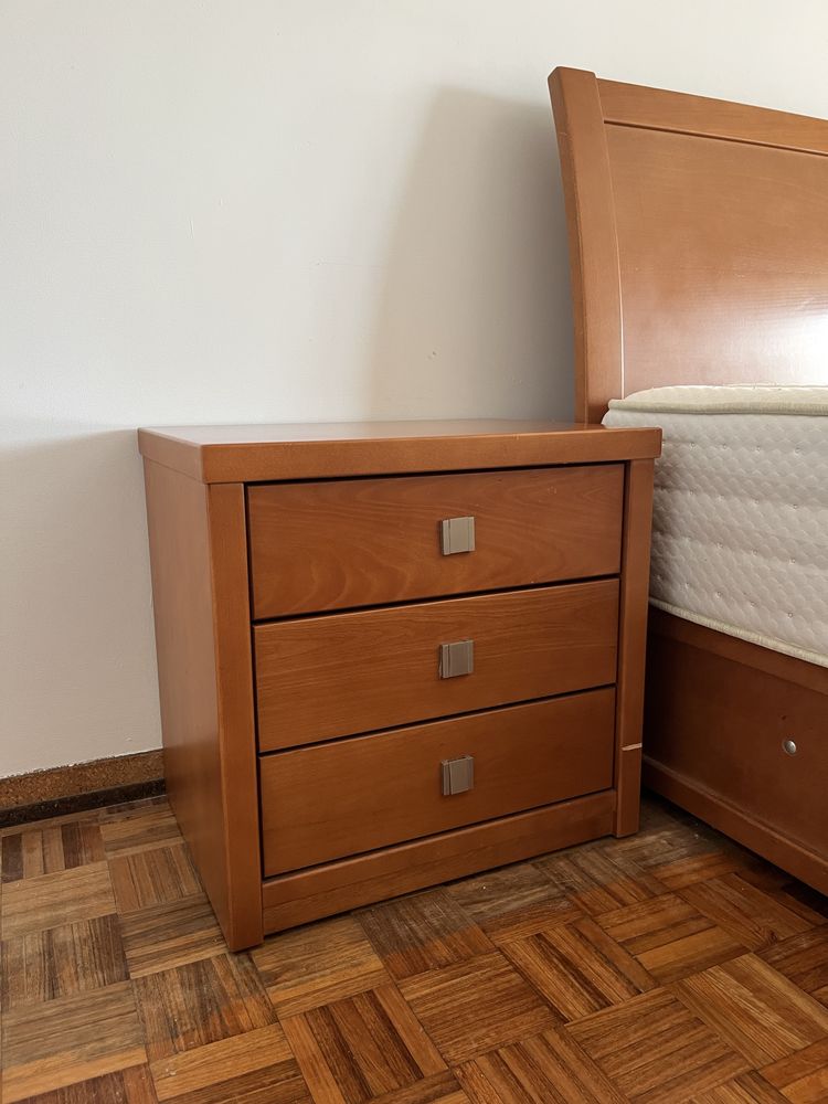 Conjunto de quarto - cama de casal, mesas de cabeceiras