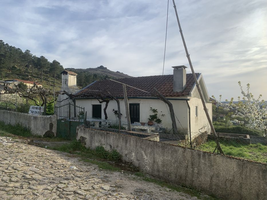 Casa com terreno + anexo para renovação