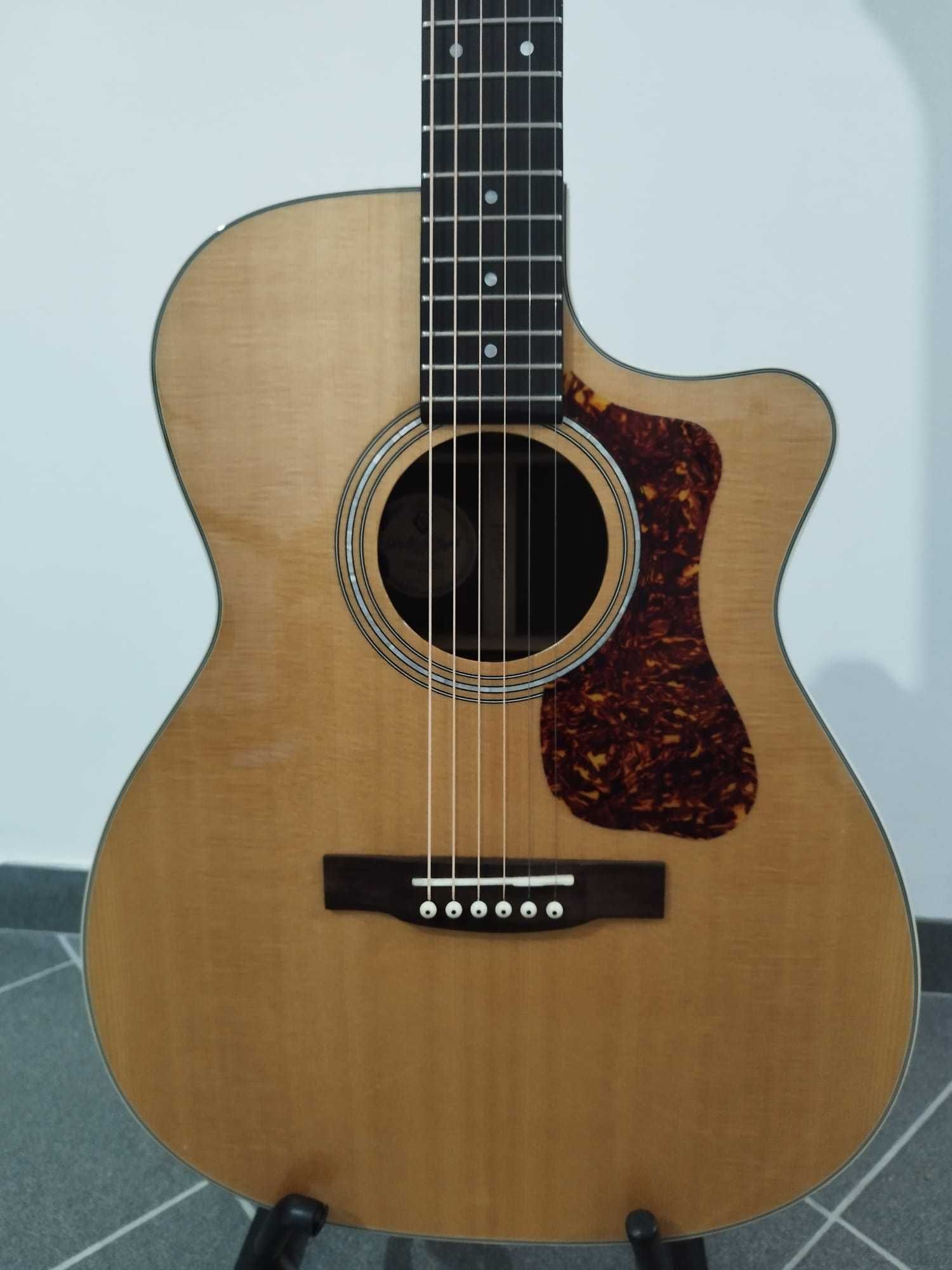 Guitarra acústica GUILD OM-150 CE