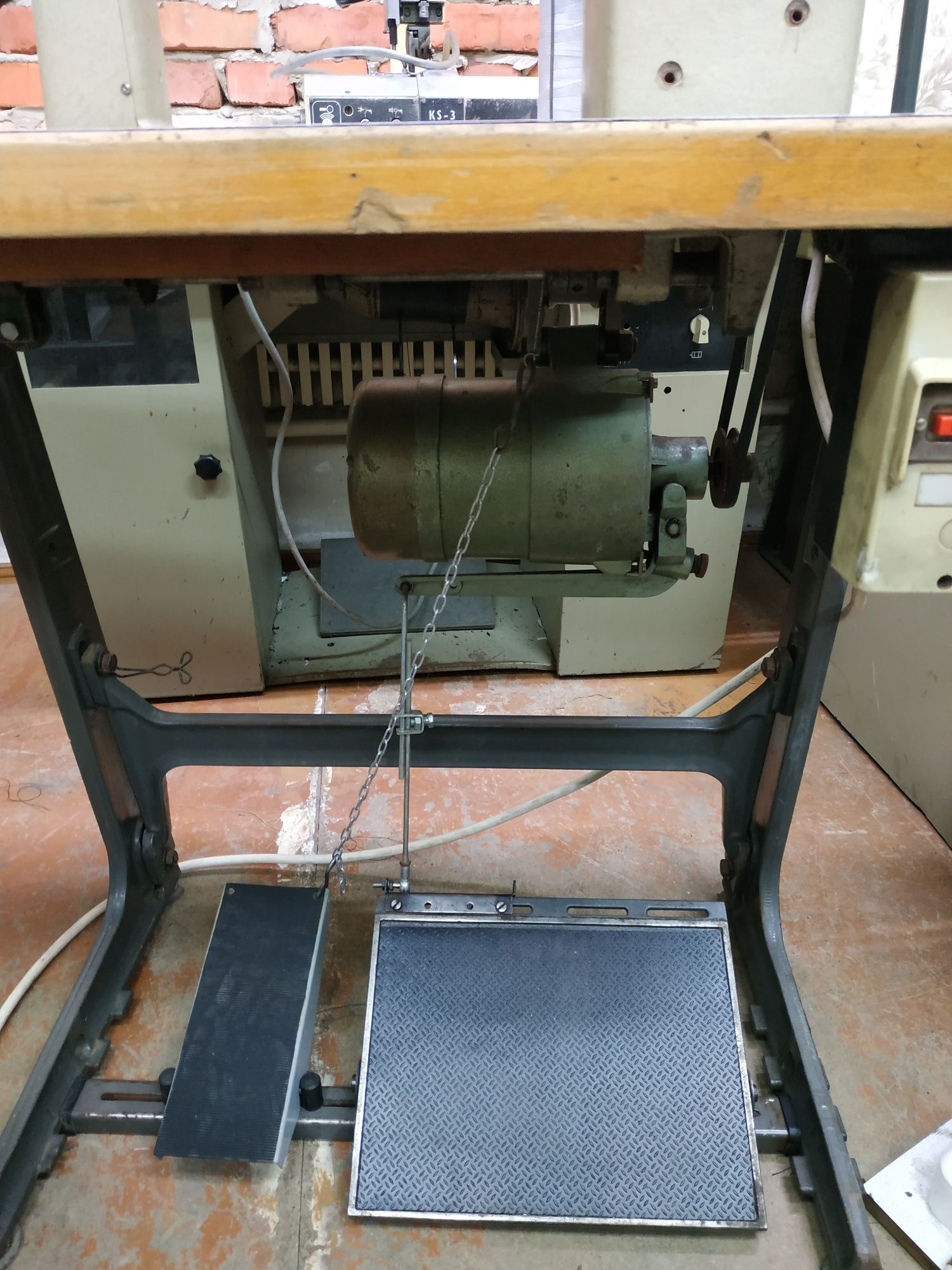 Колонковая швейная машинка Pfaff