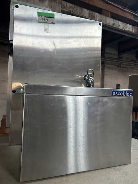 Umywalka z panelem z baterią ze stali nierdzewnej