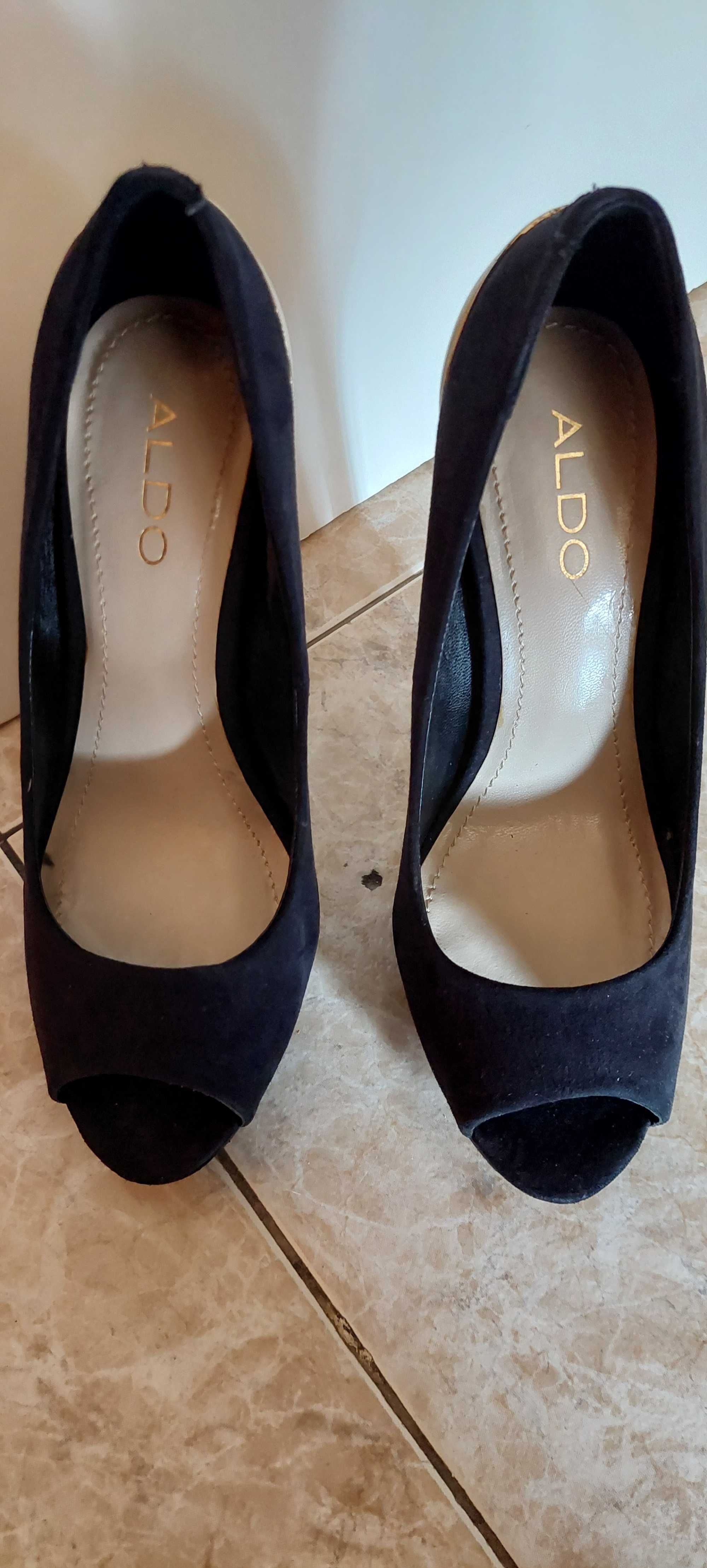 Sapatos Aldo preto e dourado