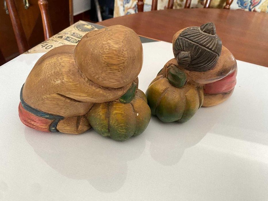 Conjunto vintage chinês de madeira esculpida à mão com 2 estatuetas