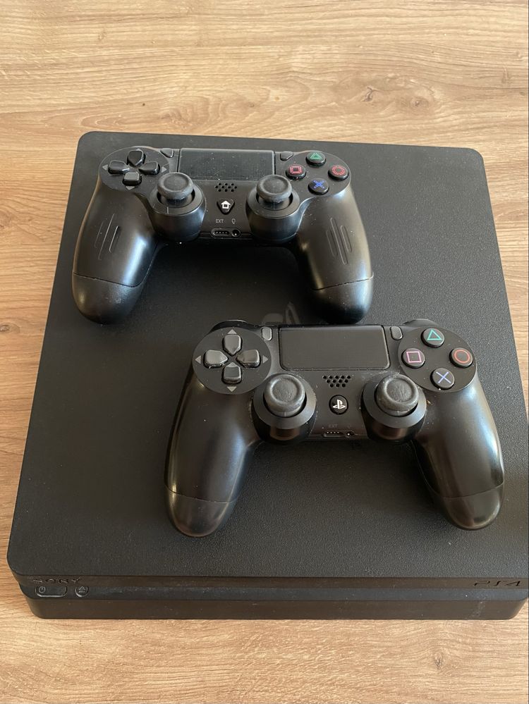 Playstation 4 Slim 1 TB + 2 pady