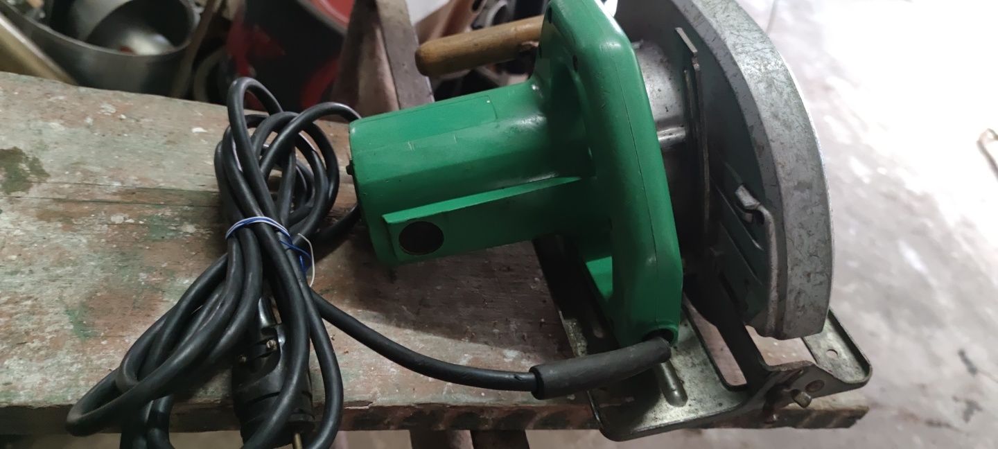 Máquina de cortar madeira de disco ,industrial, a funcionar e bem esti