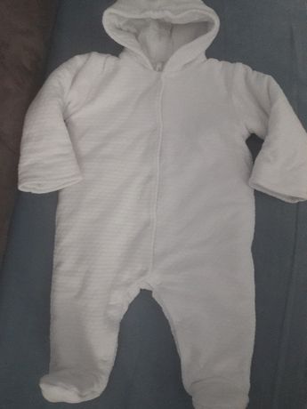 Biały kombinezon Coccodrillo Elegant rozm. 68 chrzest