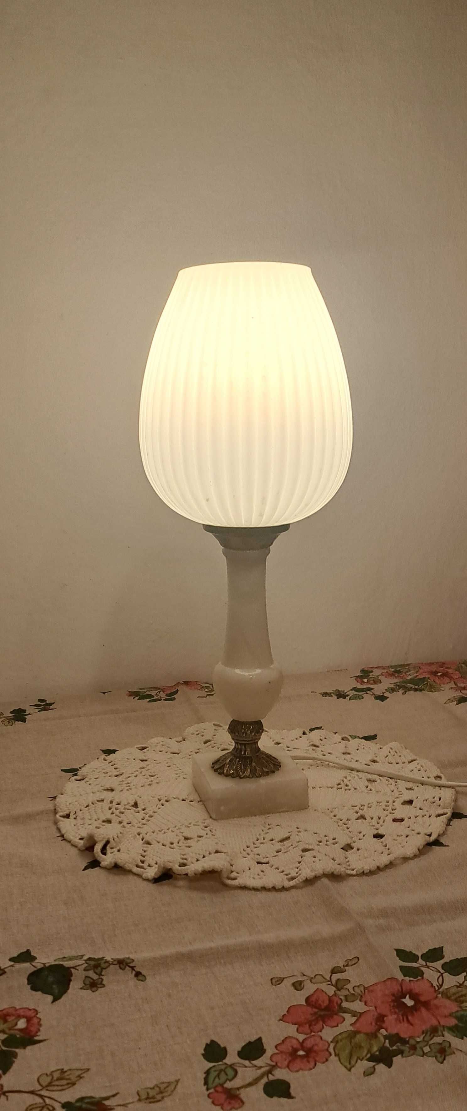 lampka nocna z białego alabastru ze szklanym kloszem
