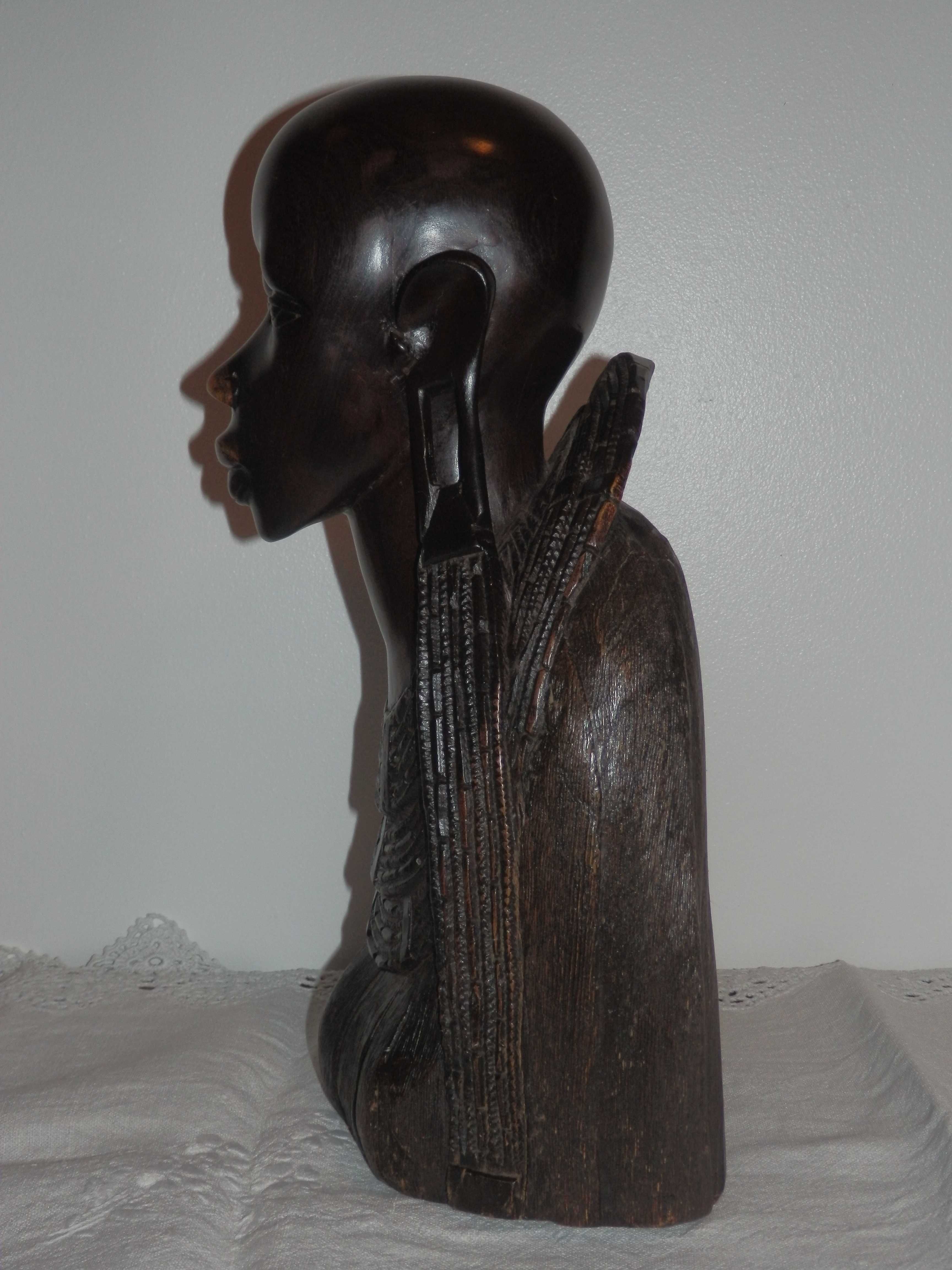 Busto de mulher em ébano