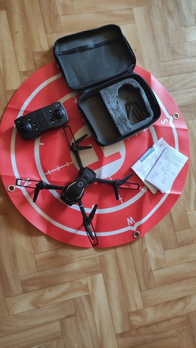 Dron v88 komplet 2kamery torba.