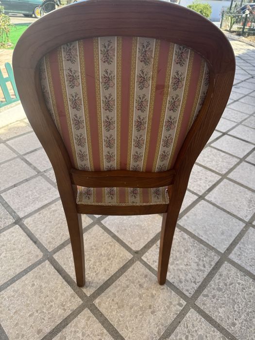 cadeira em madeira forrada em tecido