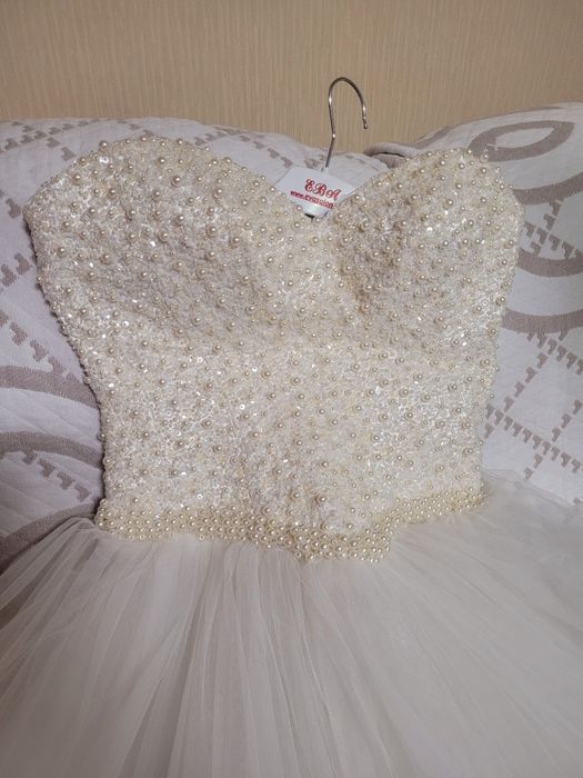 Весільна сукня з вишитим корсетом ручної роботи, можлива оренда