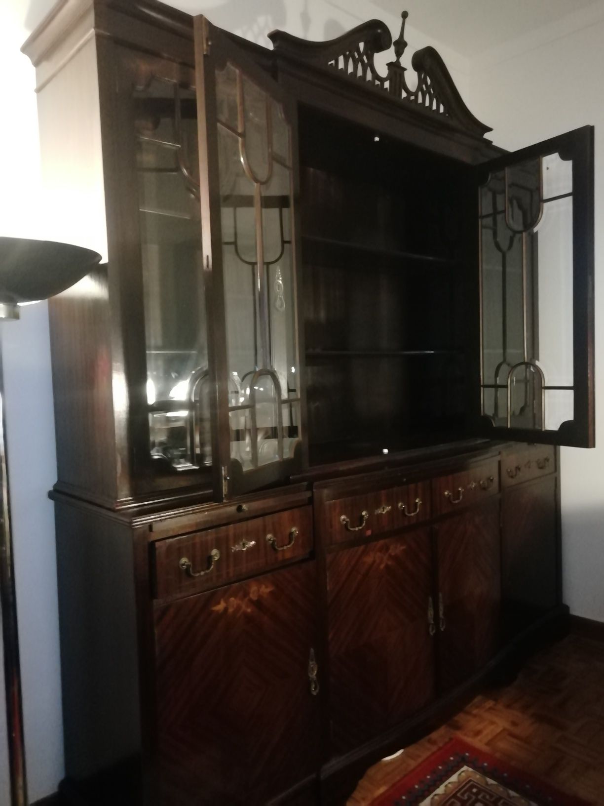 Lindo móvel Estilo Inglês com cristaleira