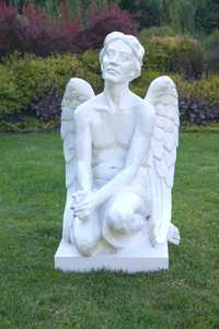 rzeźba Anioła siedzącego, figura idealna do ogrodu lub mieszkania.