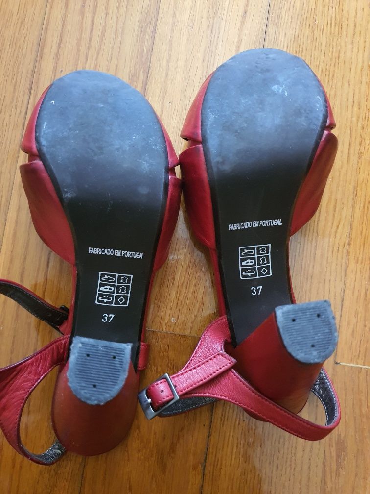 Sandálias salto alto cor vermelha