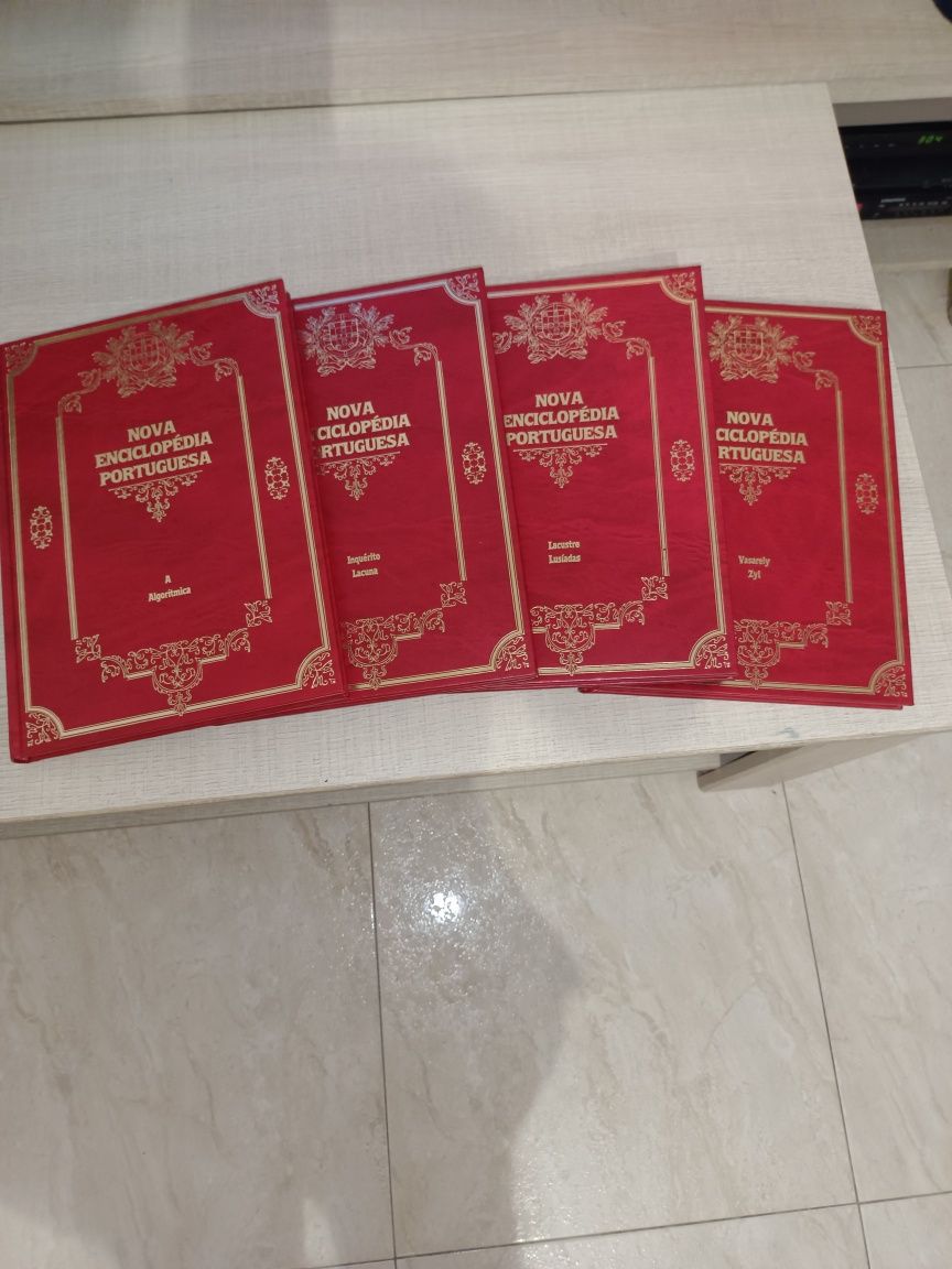 Conjunto de Coleções (54 volumes). Todos os 54 livros por 4 euros.
