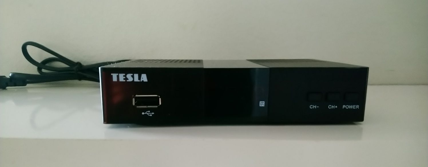 Dekoder DVB-T2 HEVC firmy Tesla TE - 343 + kabel HDMI.