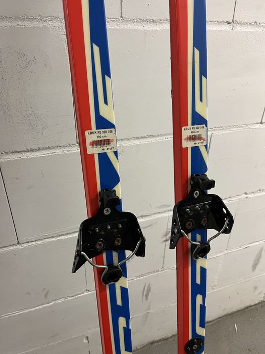 Dwa komplety nart biegowych z butami