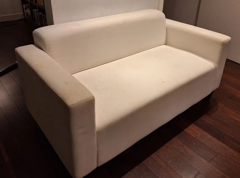 Sofa branco 2 lugares ( 145x70cm)