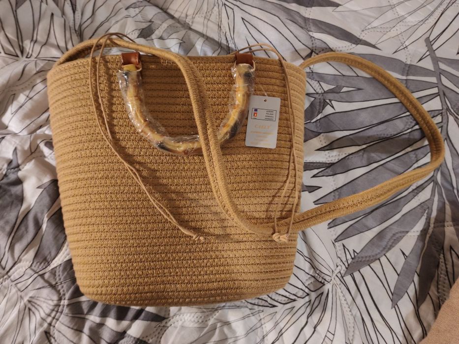 Torba z bambusowymi rączkami.