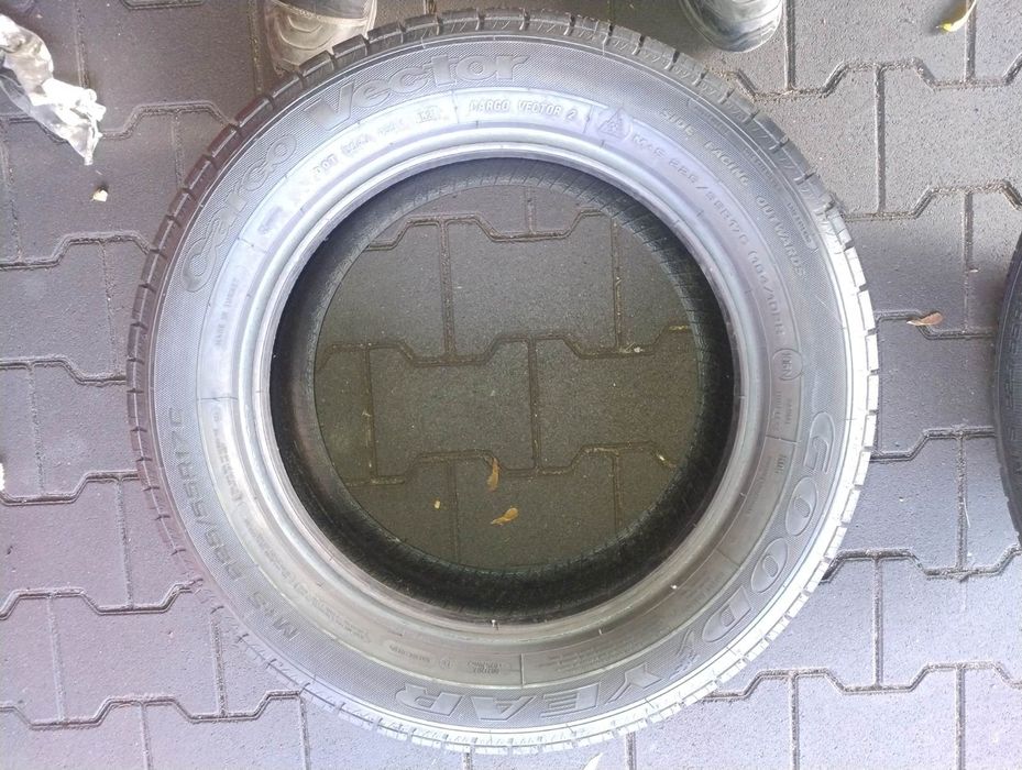 Opony 2 x 225/55/17 C Goodyear Cargo Vector 2 wielosezonowe