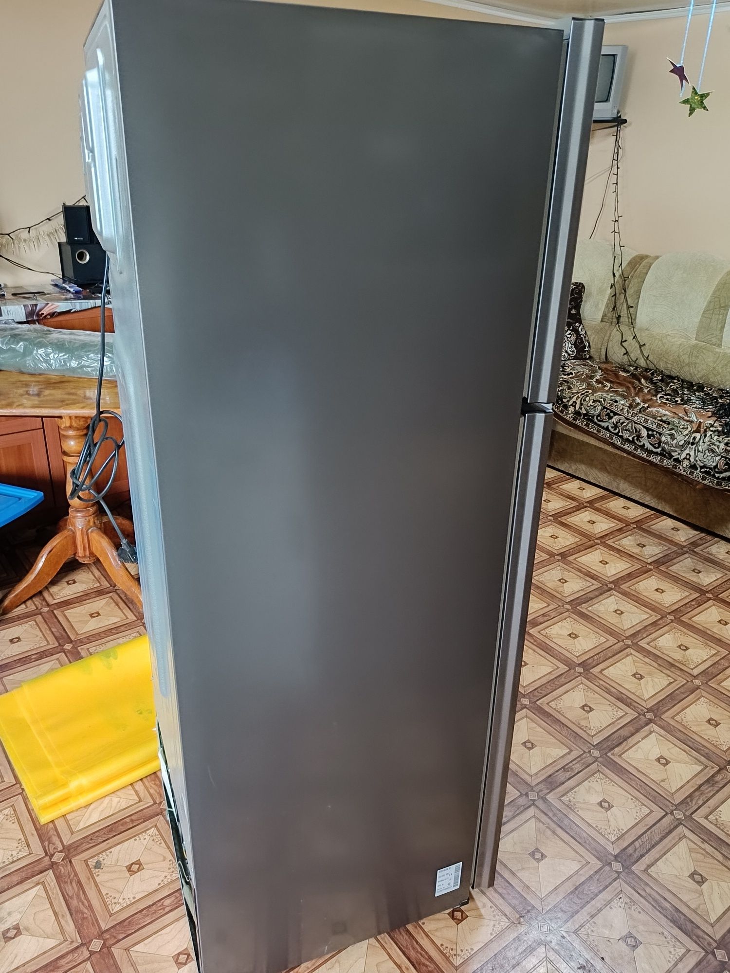 Невеликий холодильник Samsung RT25FARADSA RT25FARADSA