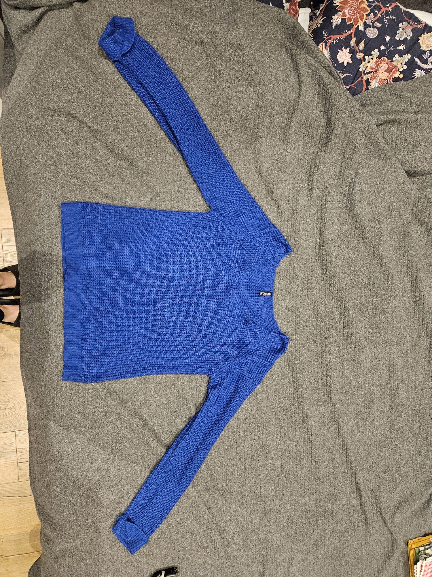 Niebieski sweter zimowy