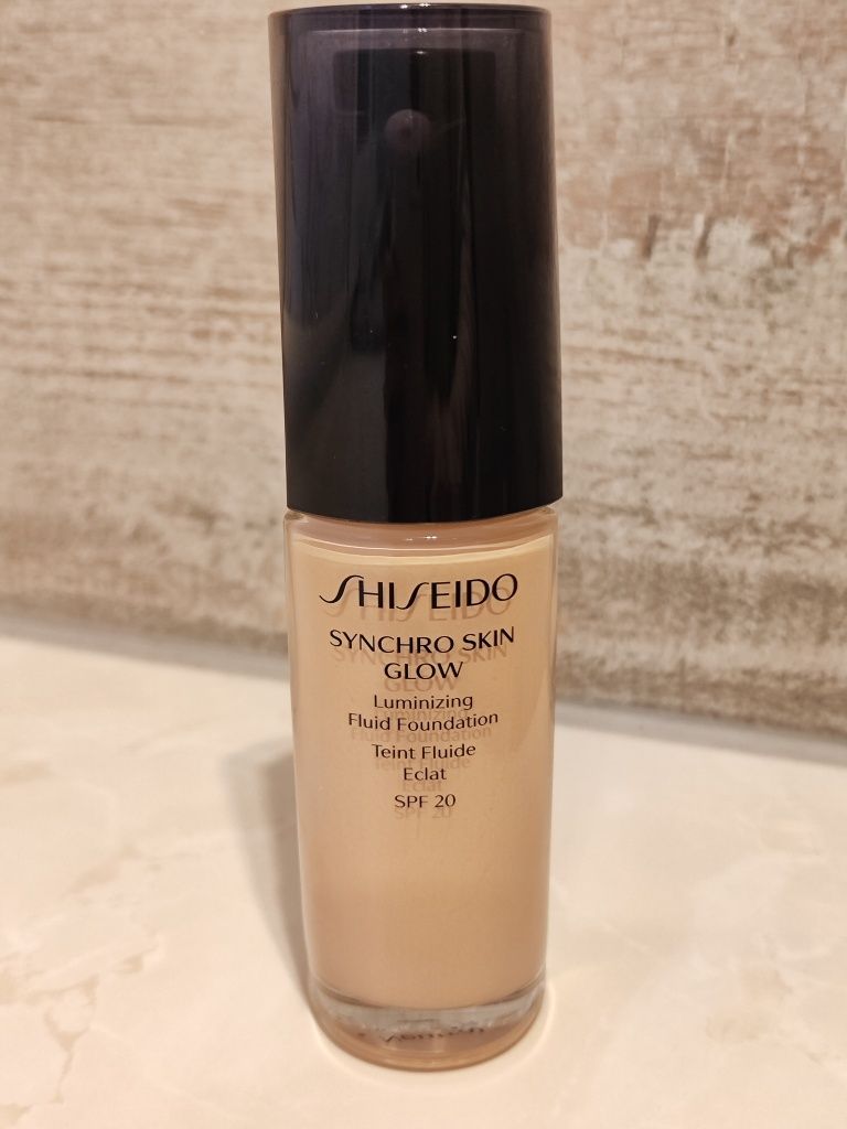 Тональний крем Shiseido Synchro Skin Glow