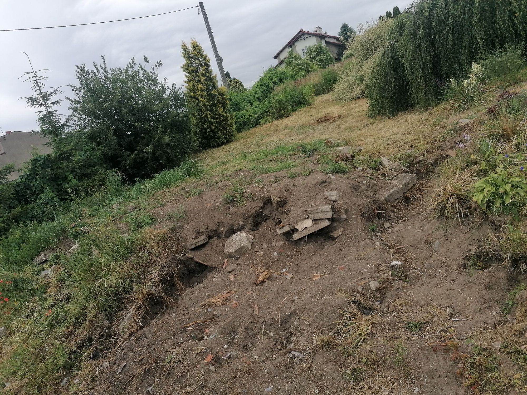Oddam drobny gruz, ziemię, widoczne na zdjęciach.