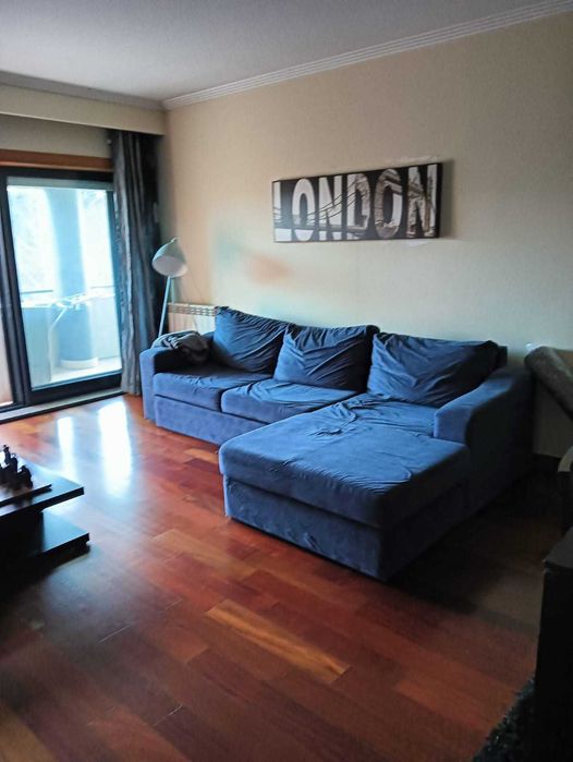 Sofá grande chaise long que se transforma em cama