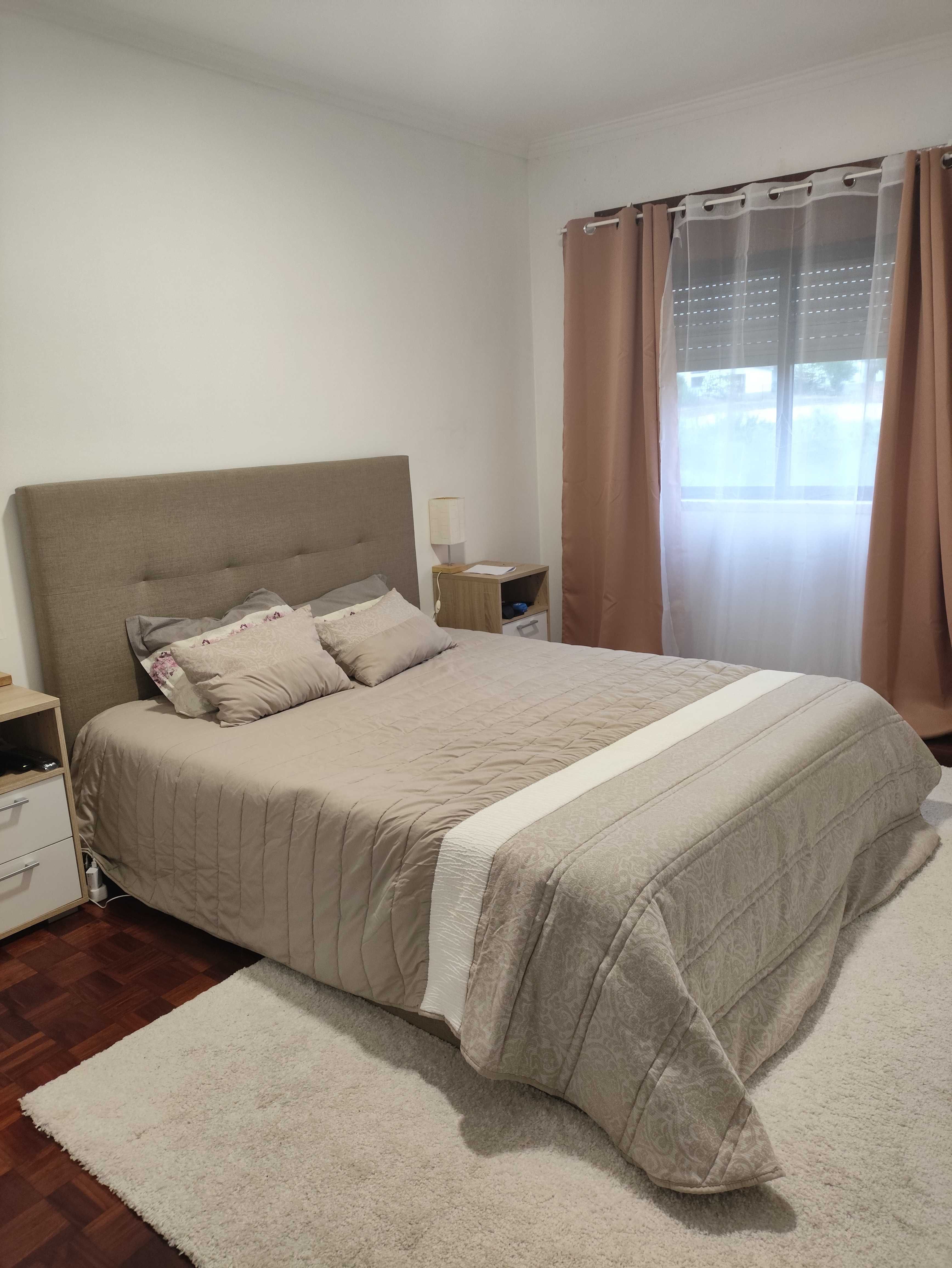 Cama casal estofada com estrado elevatório e colchão