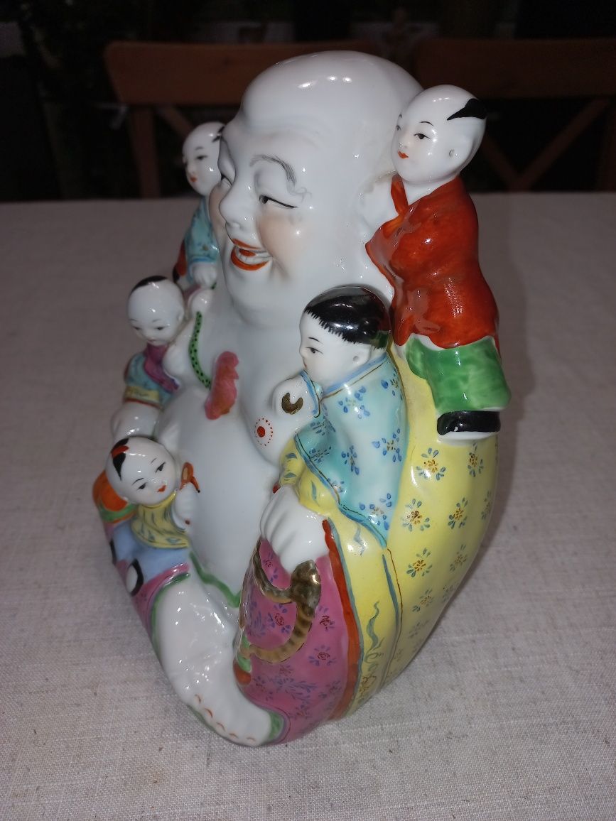 Stara porcelanowa figurka szczęśliwego buddy z dziećmi