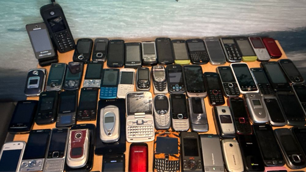 Lote de +/- 100 telemóveis vintage - Coleção /Revenda ou peças