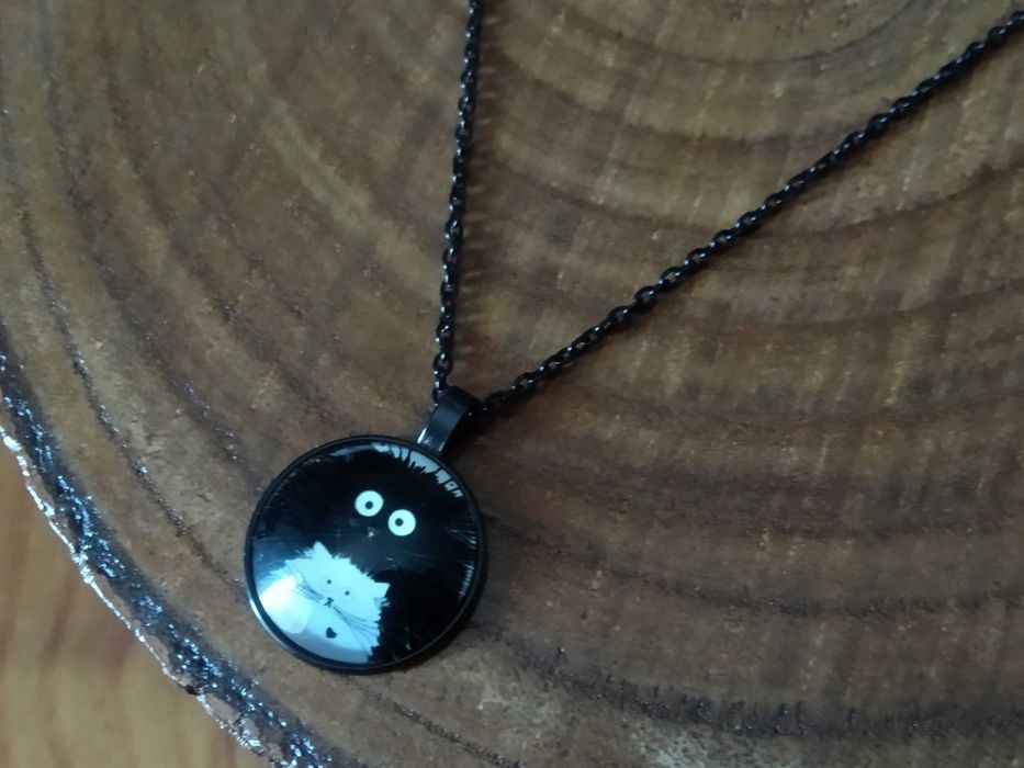 (NOVO, PORTES GRÁTIS) Colar com Pendente de Gatos em Branco e Preto