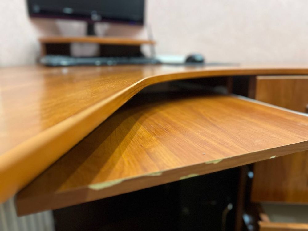 Кутовий коричневий робочий письмовий стіл