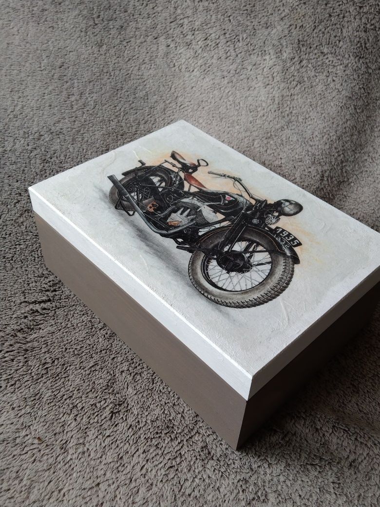 Drewniane pudełko na drobiazgi. Retro motocykl.