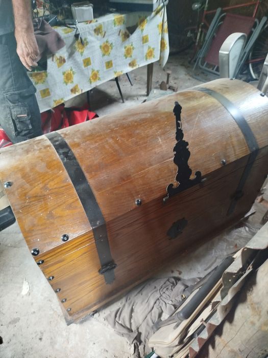 Baú antigo em madeira