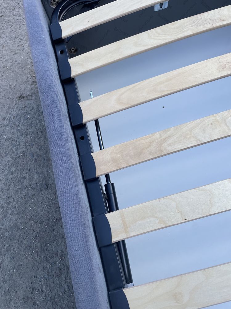 Rama łóżka ze schowkiem BoConcept z podłogą na nóżkach