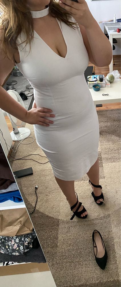 Biała sukienka za kolano