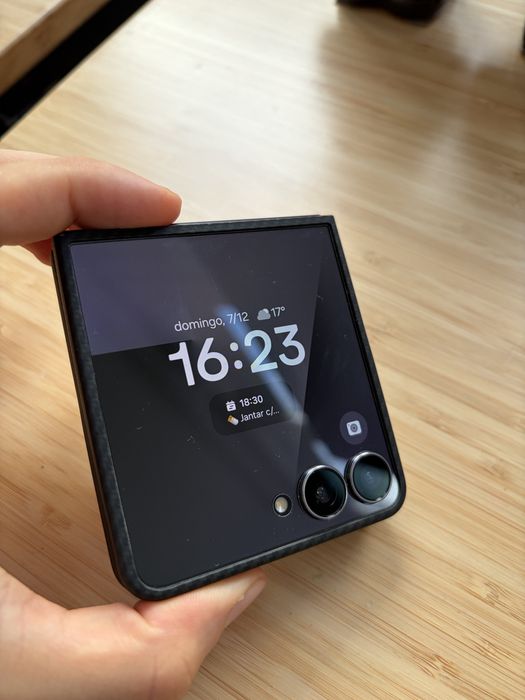 Samsung Z Flip 7 • 512GB • Como novo • C/ Capas / Proteção de Ecrã