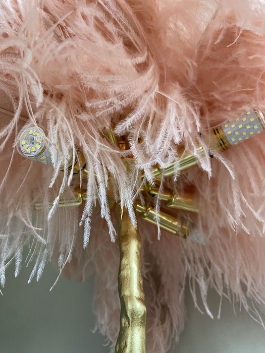 Elegancka lampa podlogowa pióra