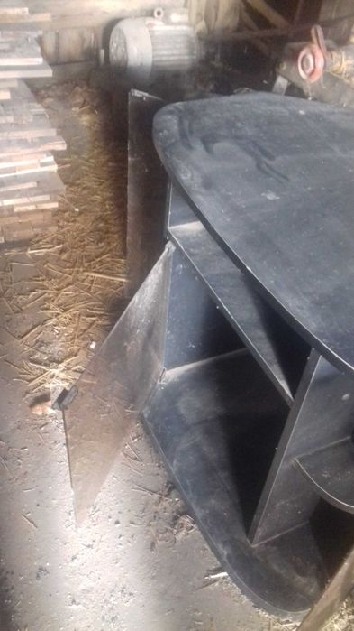 Czarny stolik pod TV stereo