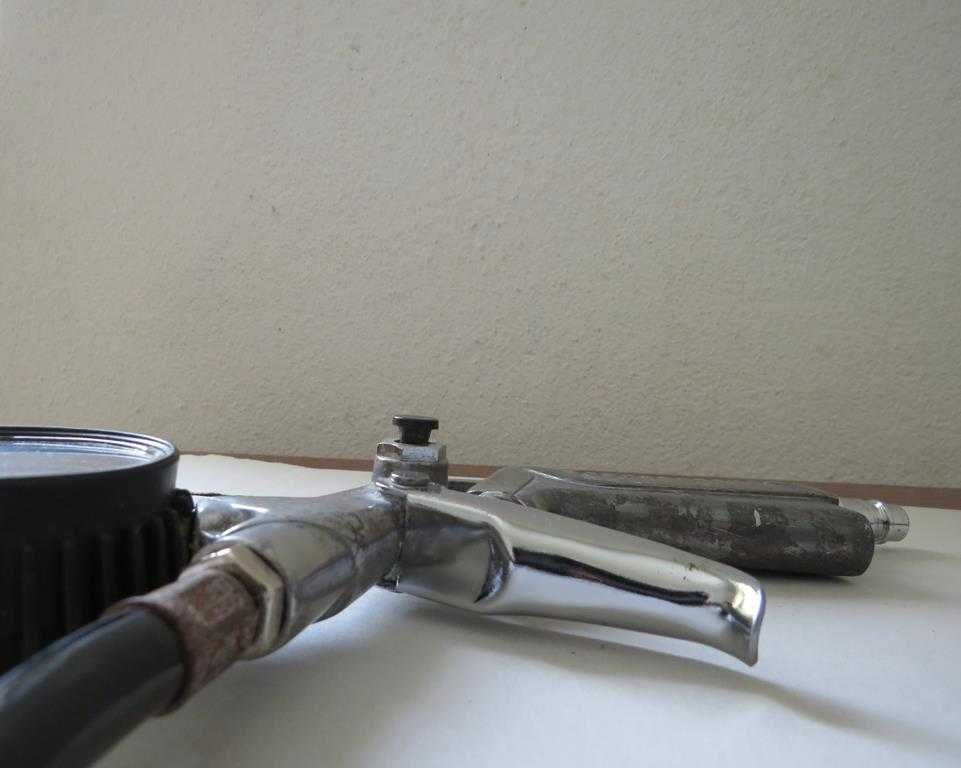 Pistola ar comprimido manómetro analógico. Conector válvula DANIFICADO