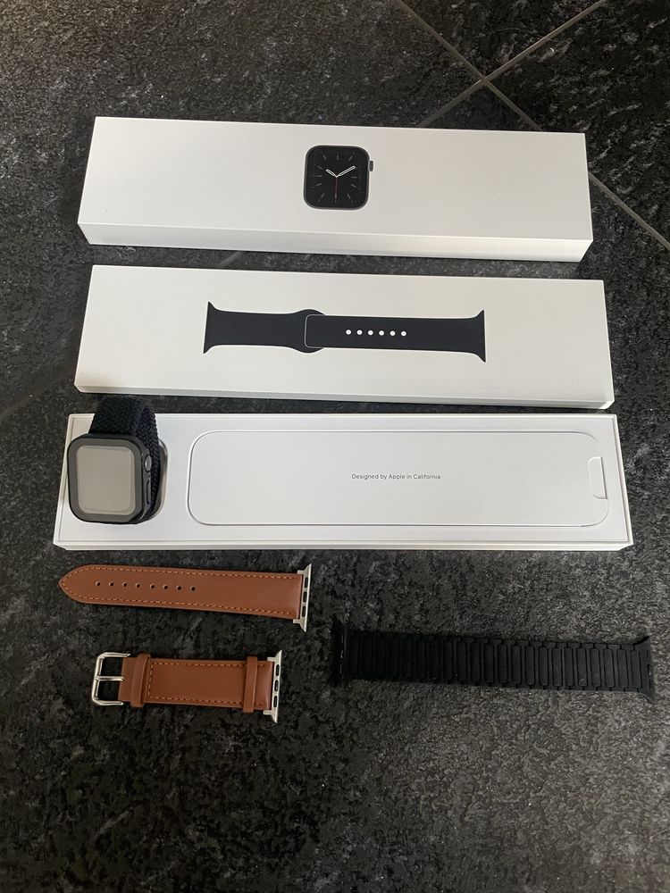 Apple Watch series 6 40 mm w obudowie ochronnej