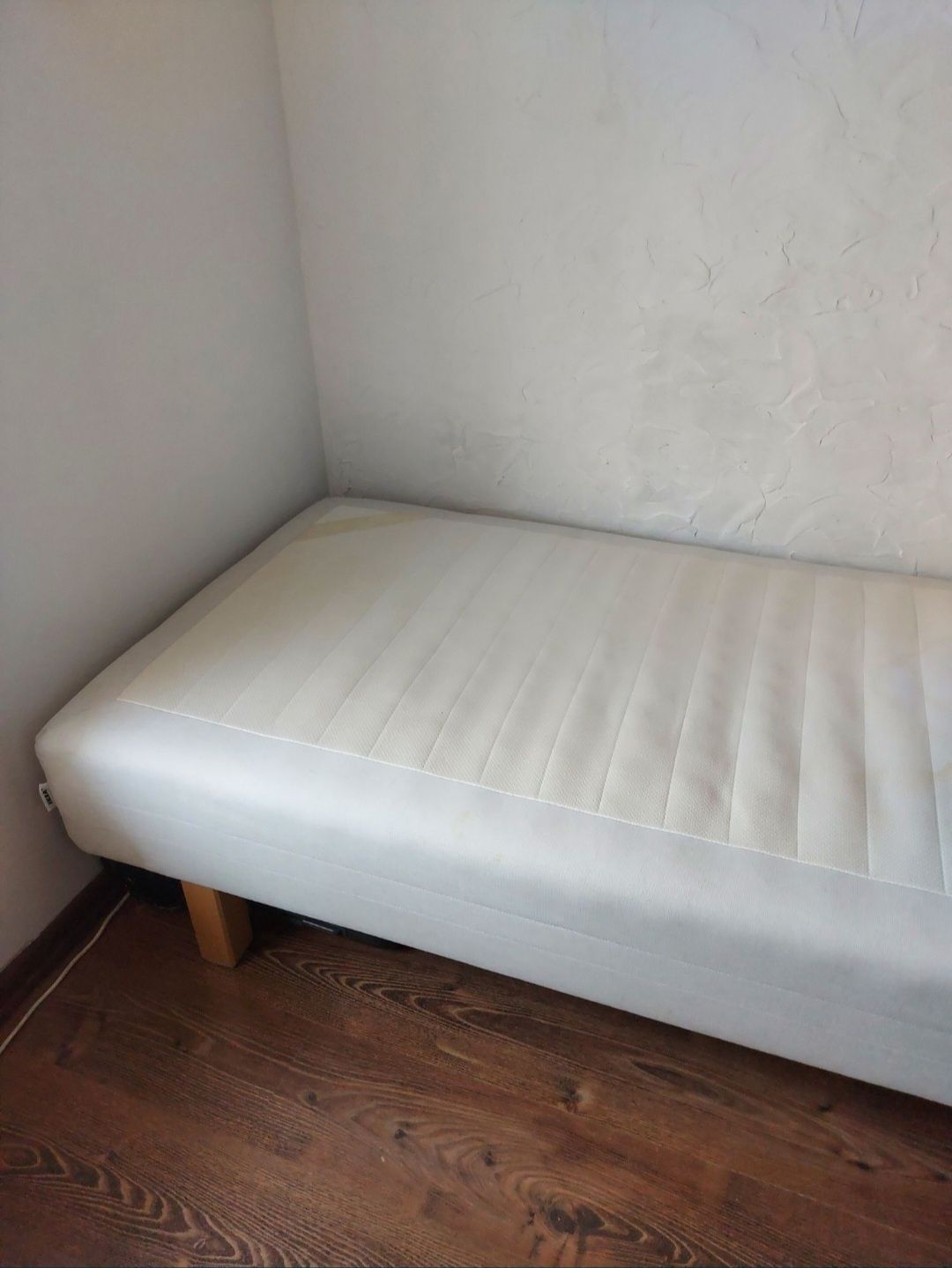 Komfortowe łóżko materac drewniany stelaż przykręcane nogi kanapa sofa