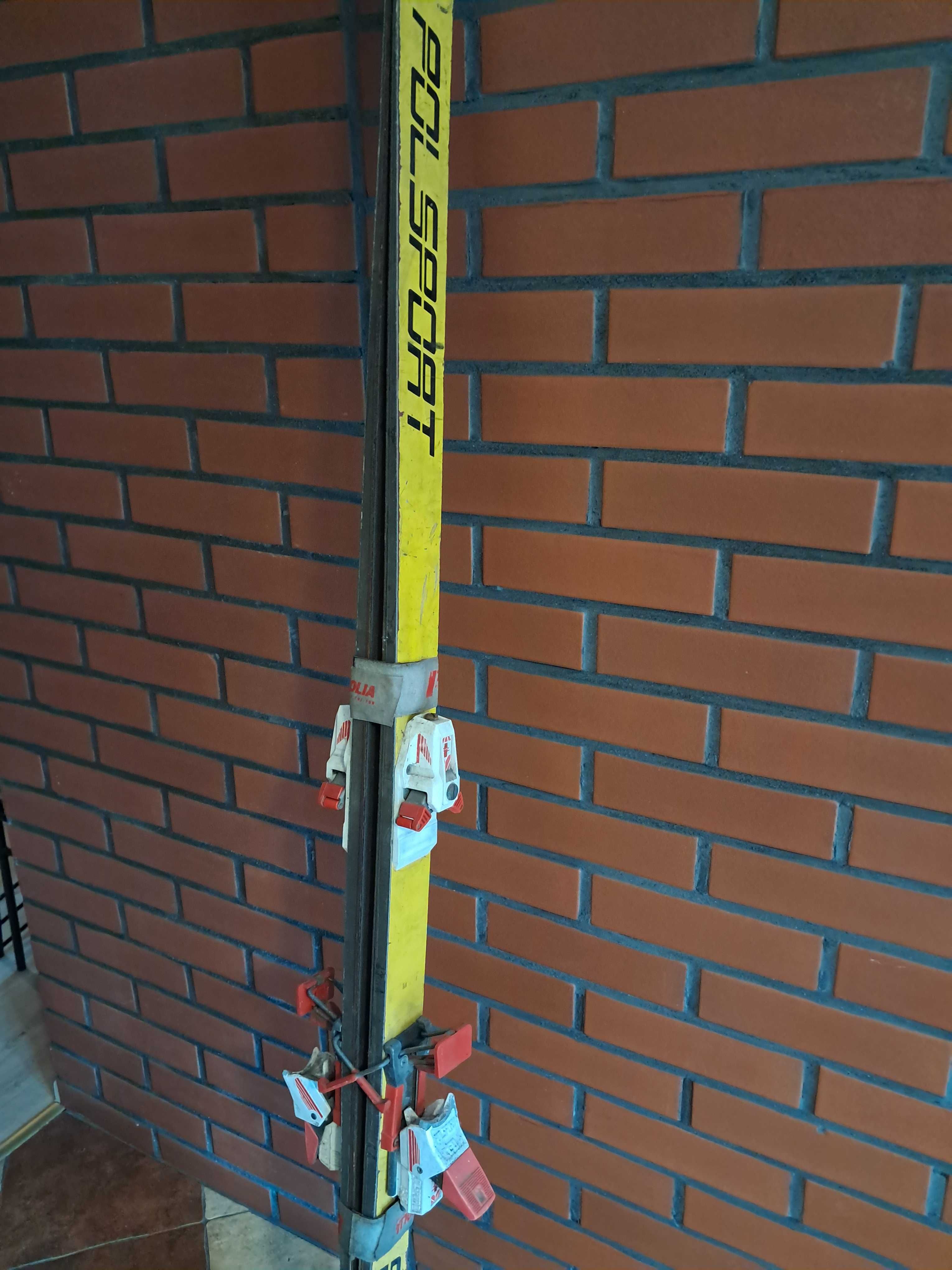 stare narty POLSPORT z wiązaniami