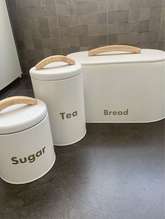 Caixas de pão, chá e açúcar brancas novas